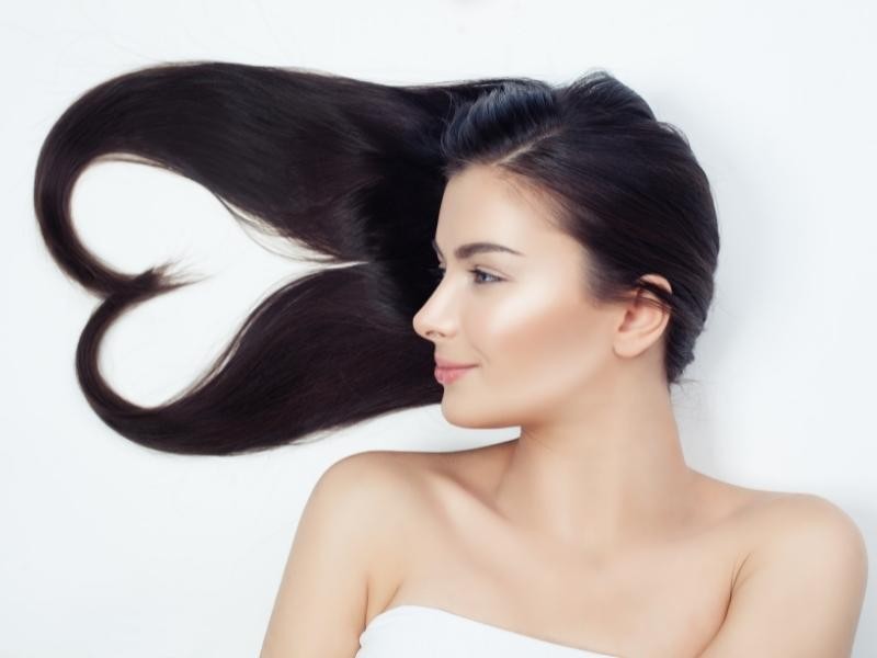 Erfahren Sie, welche die besten ätherischen Öle gegen Haarausfall sind und wie Sie sie einfach zu Hause anwenden können.