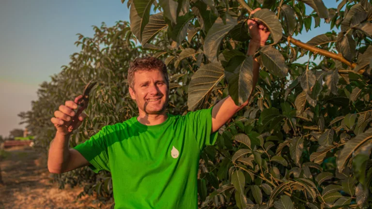 Erfahren Sie, warum ein Deutscher den Schlamm auf einem bulgarischen Feld einem Büro in Deutschland vorgezogen hat.